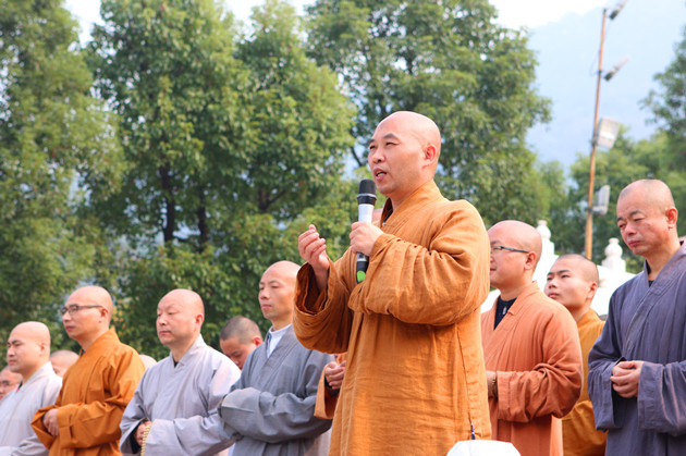 果卓法师对千人诵经祈福法会进行祈福开示.jpg