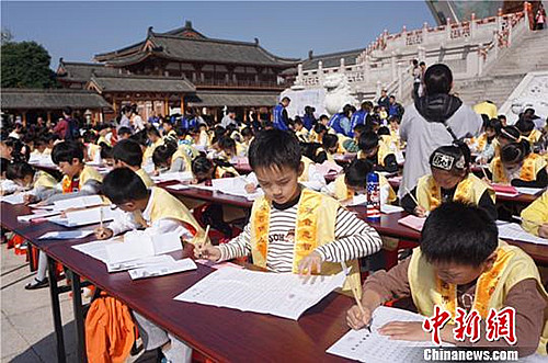 常州千年古刹千人抄经 祖孙同祈福献礼重阳.jpg