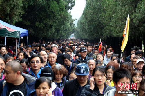 国庆长假少林寺景区开启“人从众”模式.jpg