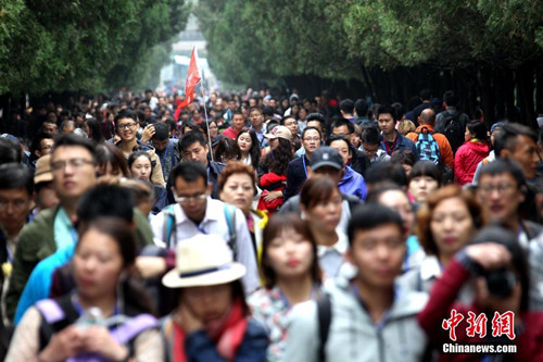 国庆长假少林寺景区开启“人从众”模式.jpg
