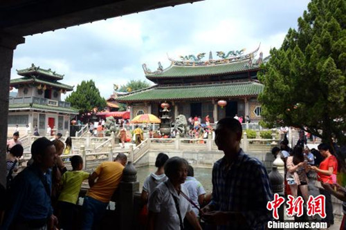 “十一”黄金周闽南千年古刹三平寺引众多游客前来朝圣.jpg