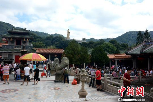 “十一”黄金周闽南千年古刹三平寺引众多游客前来朝圣.jpg