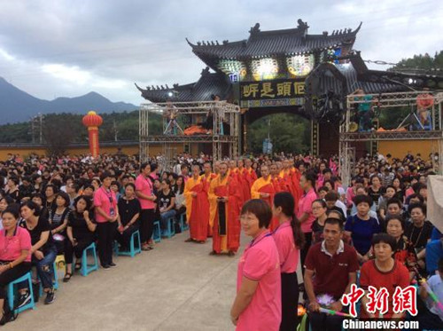 福建连江宝林禅寺举行第11届中秋拜月祈福法会.JPG