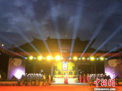 福建连江宝林禅寺举行第11届中秋拜月祈福法会.JPG