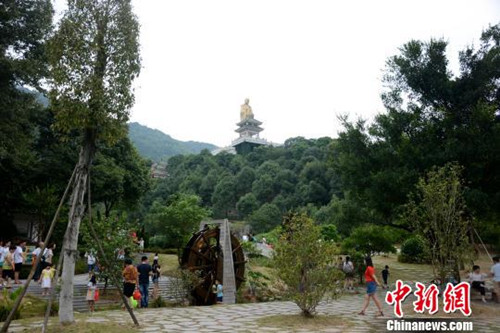 “十一”黄金周闽南千年古刹三平寺引众多游客前来朝圣.jpg