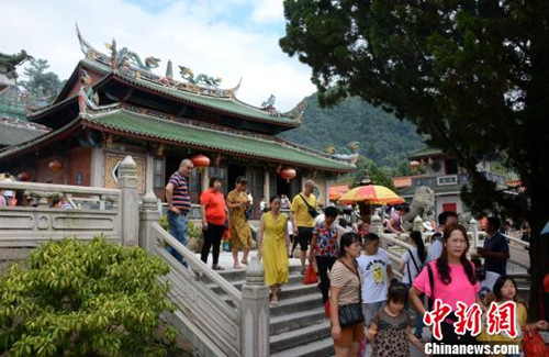“十一”黄金周闽南千年古刹三平寺引众多游客前来朝圣.jpg