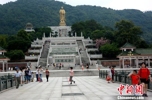 “十一”黄金周闽南千年古刹三平寺引众多游客前来朝圣.jpg