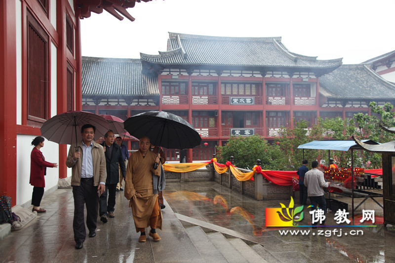 参观大雄宝殿07.jpg