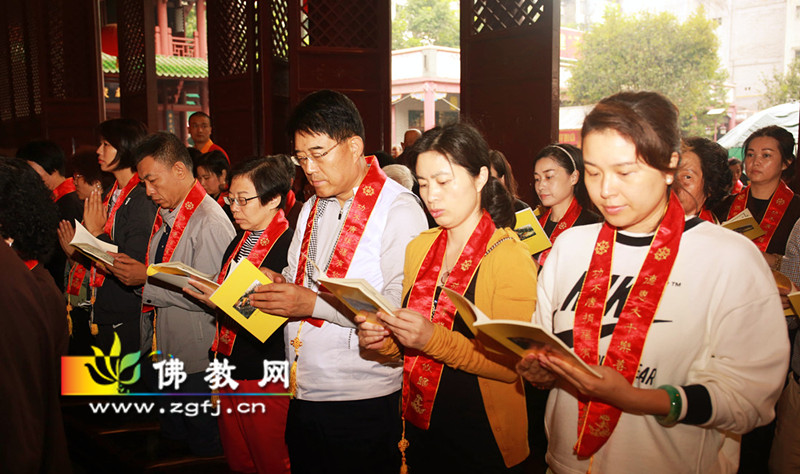 4-6信众虔诚诵经(摄影:李国坚).jpg
