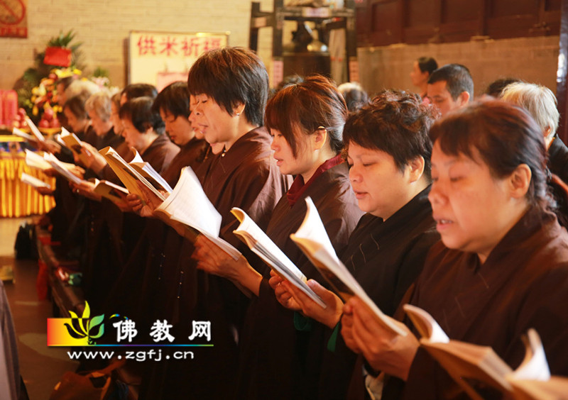 4-6信众虔诚诵经(摄影:李国坚)06.jpg