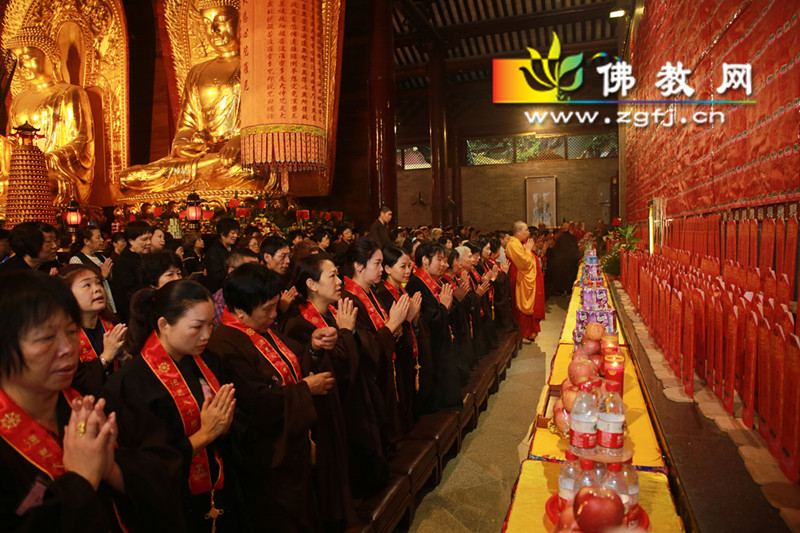 12耀智大和尚带领信众在延生堂回向身心健康,六时吉祥,祈愿世界和平,国泰民安,风调雨顺,正法久住(摄影:李国坚).jpg