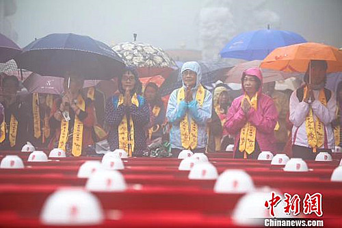 “观音诞”广东西樵山逾3万善信冒雨祈福.jpg