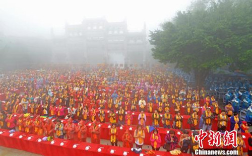 “观音诞”广东西樵山逾3万善信冒雨祈福.jpg