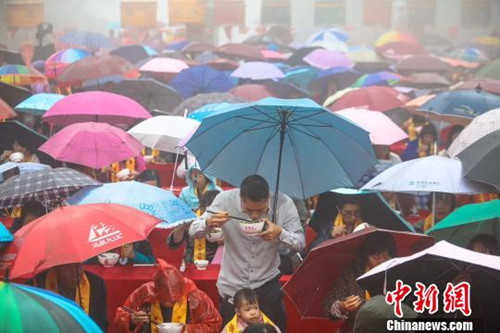 “观音诞”广东西樵山逾3万善信冒雨祈福.jpg