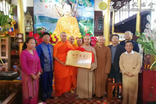 中国佛教协会南传佛教福慧袈裟暨福慧书屋捐赠仪式在云南德宏州隆重举行.jpg