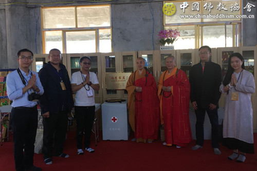 中国佛教协会南传佛教福慧袈裟暨福慧书屋捐赠仪式在云南德宏州隆重举行.jpg