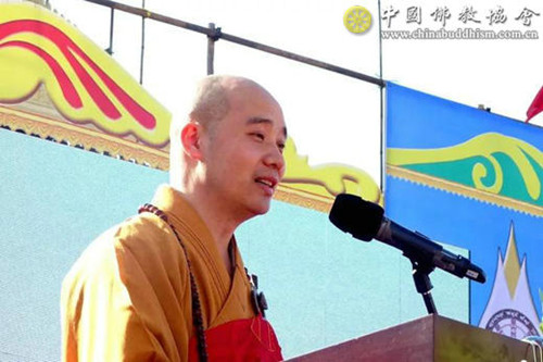 中国佛教协会南传佛教福慧袈裟暨福慧书屋捐赠仪式在云南德宏州隆重举行.jpg