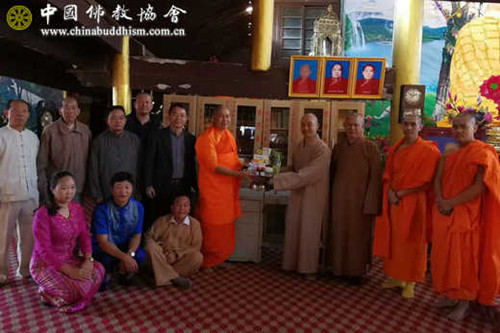 中国佛教协会南传佛教福慧袈裟暨福慧书屋捐赠仪式在云南德宏州隆重举行.jpg