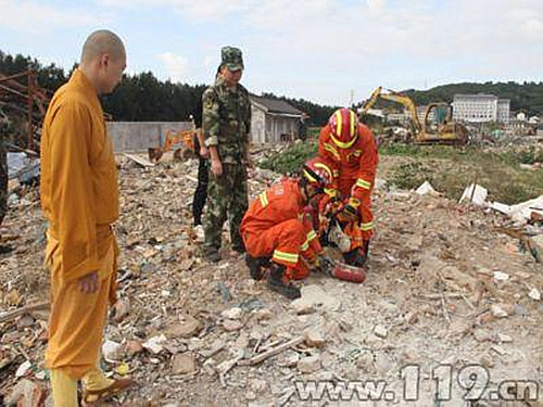普陀山消防联合佛教协会销毁百余具废弃灭火器.jpg