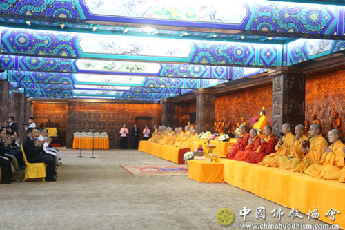 泰国政府外交部敦·帕玛威奈部长赠送北京灵光寺泰国国王御赐供养僧衣.jpg