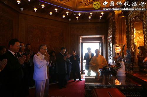 泰国政府外交部敦·帕玛威奈部长赠送北京灵光寺泰国国王御赐供养僧衣.jpg