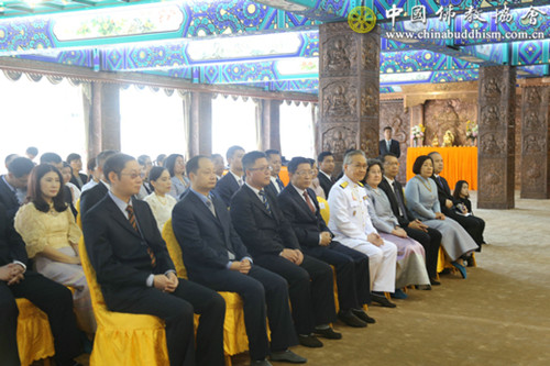 泰国政府外交部敦·帕玛威奈部长赠送北京灵光寺泰国国王御赐供养僧衣.jpg