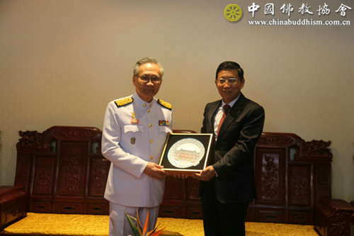 泰国政府外交部敦·帕玛威奈部长赠送北京灵光寺泰国国王御赐供养僧衣.jpg