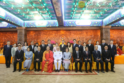 泰国政府外交部敦·帕玛威奈部长赠送北京灵光寺泰国国王御赐供养僧衣.jpg