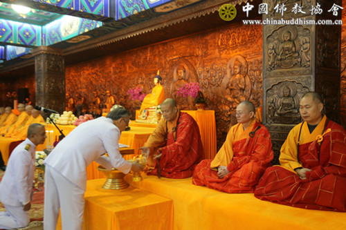 泰国政府外交部敦·帕玛威奈部长赠送北京灵光寺泰国国王御赐供养僧衣.jpg