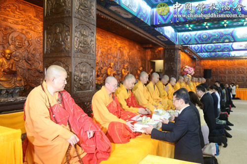 泰国政府外交部敦·帕玛威奈部长赠送北京灵光寺泰国国王御赐供养僧衣.jpg