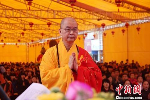中佛协会长学诚大和尚为海内外两千多名信众传授三皈依