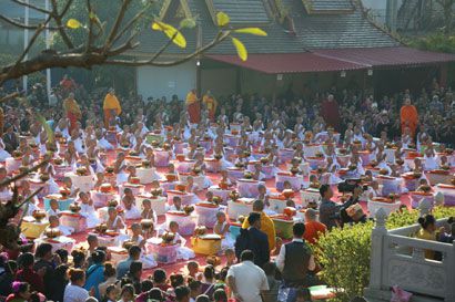 177位少年出家 西双版纳总佛寺举行大型出家法会