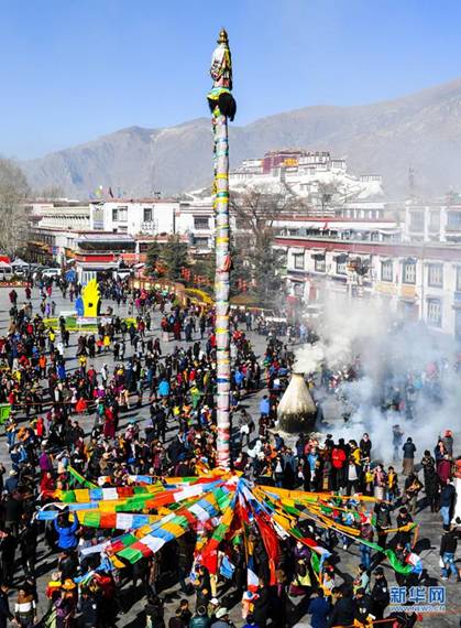 拉萨大昭寺换经幡迎藏历新年