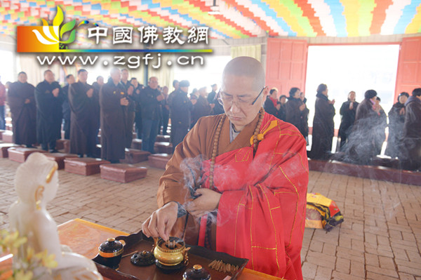 2 开应法师主持2017年三源寺元宵敬佛供灯法会.JPG