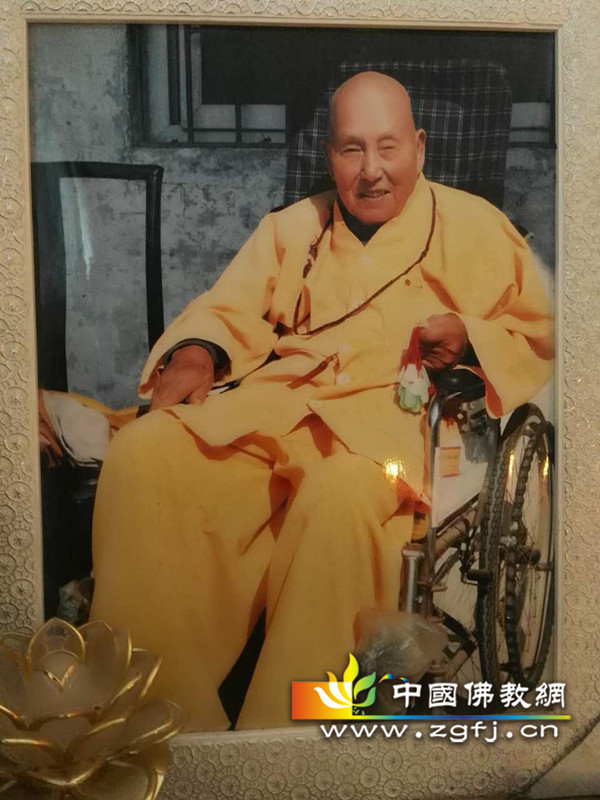 南阳灵山寺住持释妙宝法师在虔诚敬香顶礼印光_副本.jpg