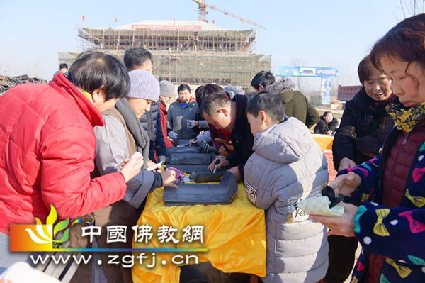 1 信众们为三源寺添砖加瓦,给自己培植福田.JPG
