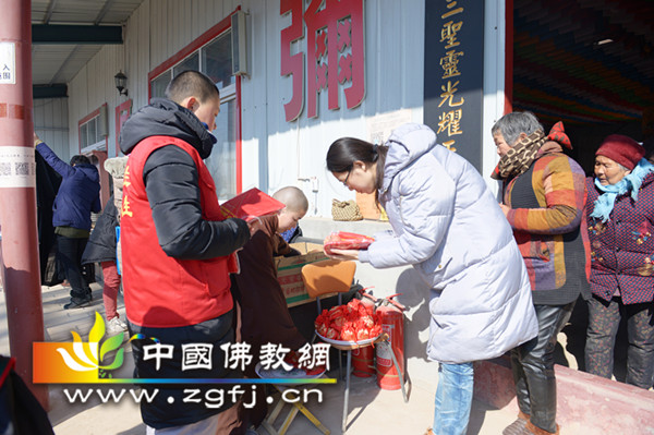 7 为与会信众发送结缘品,广结善缘.JPG