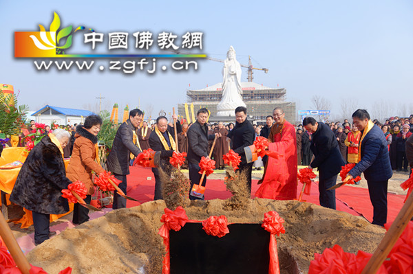 11  开应法师与领导嘉宾一起培土.JPG