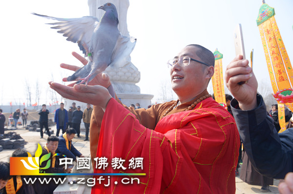 14  开应法师亲手放飞一只小鸟.JPG