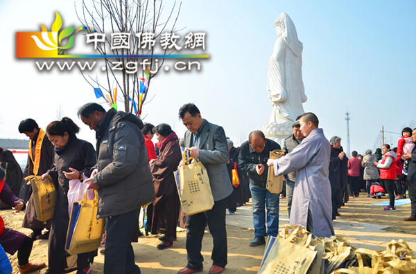 15  奠基法会结束，向大众结缘礼品.JPG
