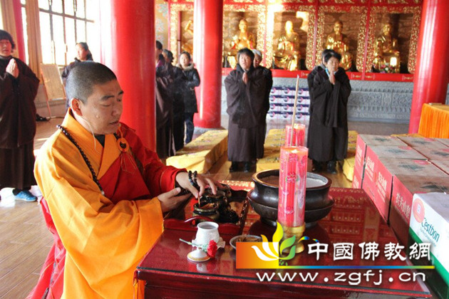 此次法会特加持大悲水,满足有缘信众恭请
