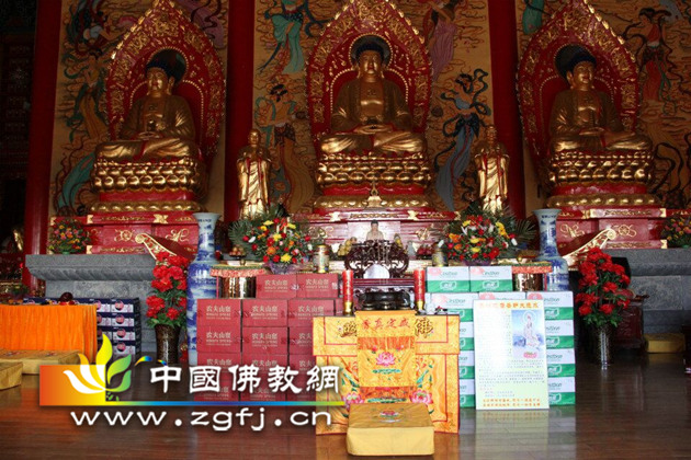 此次法会特加持大悲水,满足有缘信众恭请