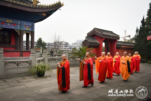 甘露法水所到之处,诸佛龙天欢喜,坛场殊胜无比.jpg