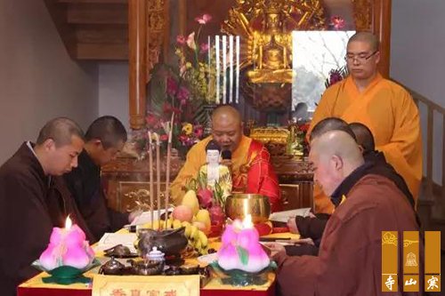苏州寒山寺:秋爽大和尚为戒子们传授八关斋戒法.jpg