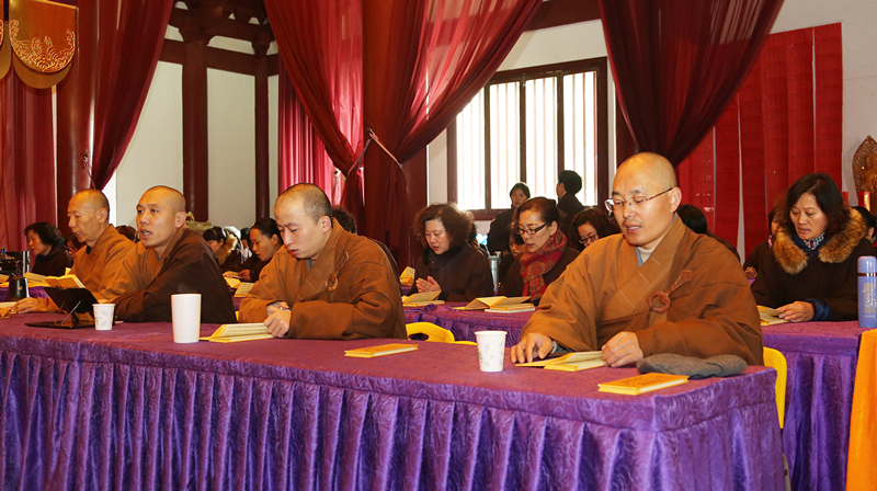 普陀讲寺常住法师领众唪诵.jpg