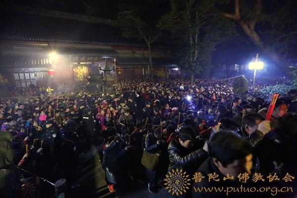 普陀山观音香会信众如潮 午夜上香轮渡昼夜不停.JPG