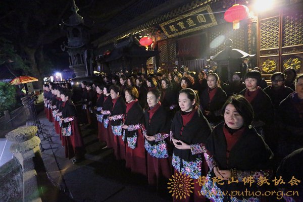 佛协组织的佛教歌咏团唱诵佛教歌曲.JPG