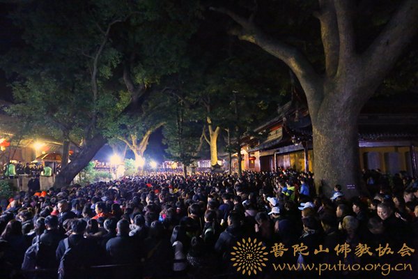 进香祈福活动现场井然有序.JPG