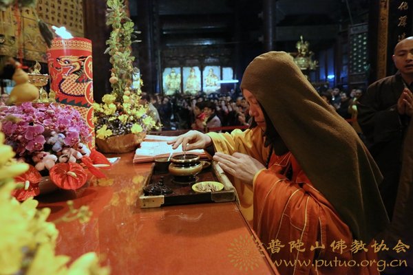 会长道慈大和尚拈香祈福.JPG