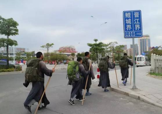 一路上条件艰苦，鞋子不知道磨破了多少双.jpg